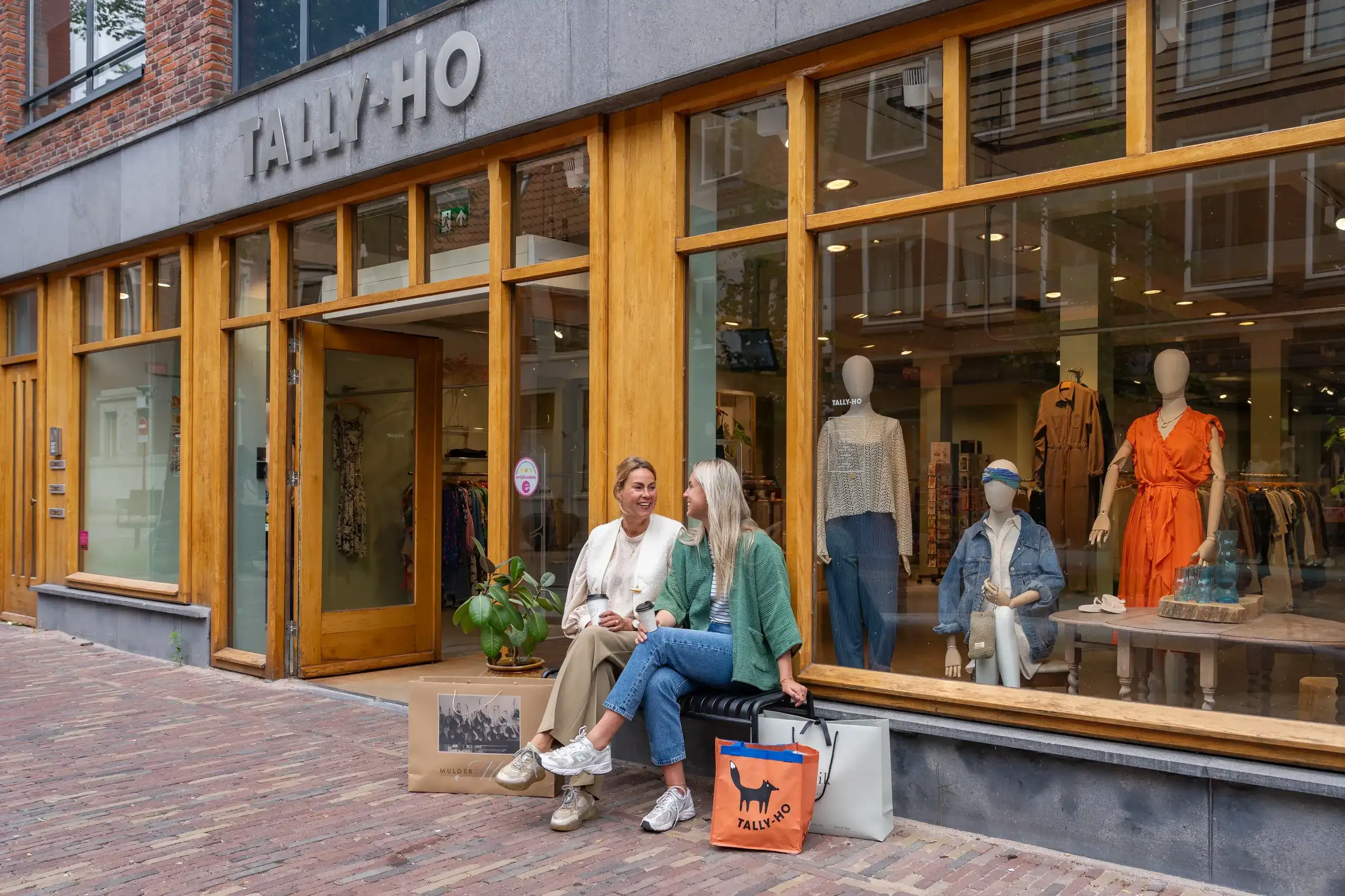 moeder en dochter op een bankje voor bij Tally Ho